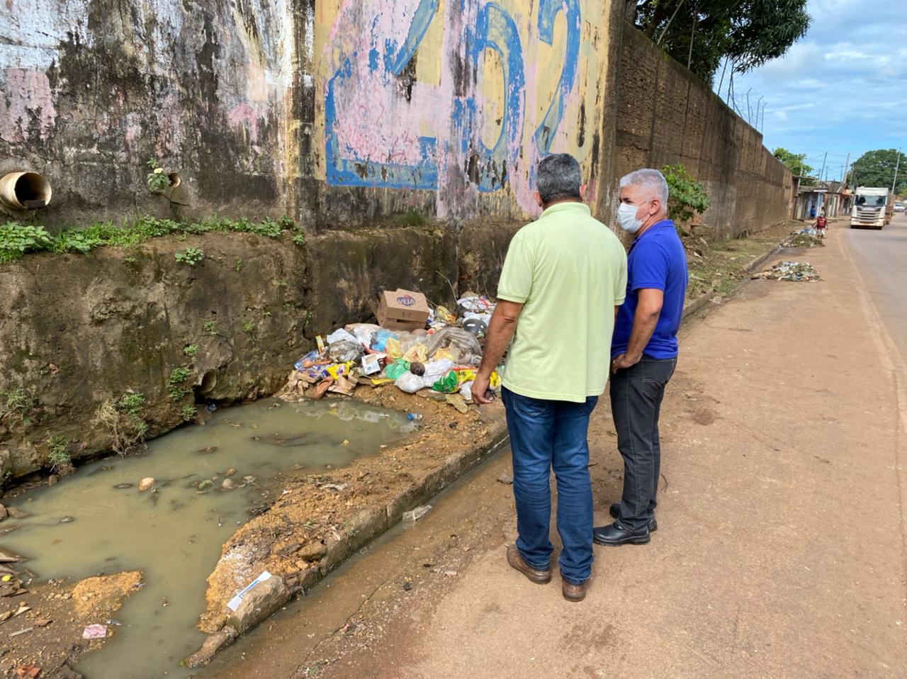 O secretário da Semusb, Wellem Prestes, confirmando as irregularidades